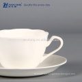 Plain forma de la flor blanca de cerámica fina Copa de café de diseño único y platillo conjunto de China